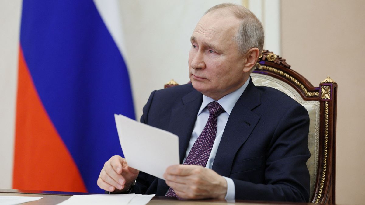Putin schválil aktualizovanou doktrínu zahraniční politiky. Rusko si v ní stěžuje i hrozí